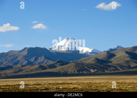 Le bouddhisme tibétain, vaste plateau et les sommets enneigés de la montagne sacrée du mont Kailash, 6714 m, côté sud avec Rinne, Piste Banque D'Images