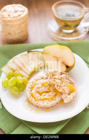 Craquelins de maïs avec du miel et des fruits Banque D'Images