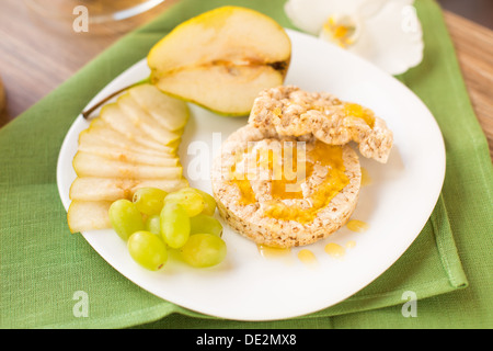 Craquelins de maïs avec du miel et des fruits Banque D'Images