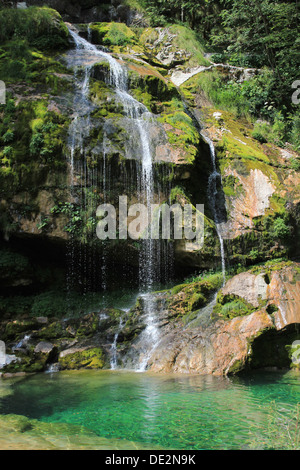 Cascade De Virje Du Ruisseau Gljun, Bovec, Montagnes Kanin, Sentier Alpe Adria, Sentier Juliana Walking Trail, Alpes Juliennes, Slovénie, Europe Centrale Banque D'Images