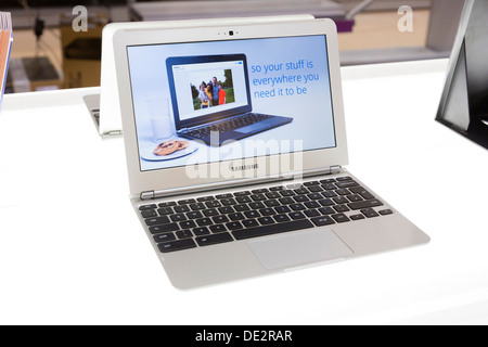 Google Chromebook Samsung tournant sur un ordinateur portable dans un magasin de détail Banque D'Images