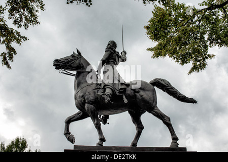 WASHINGTON DC, États-Unis — la statue équestre de Simon Bolivar se dresse devant le bâtiment du Département de l'intérieur des États-Unis à Foggy Bottom. Créé par le sculpteur Felix de Weldon, le monument a été installé en 1955 en cadeau du Venezuela. La statue en bronze représente le chef de la libération sud-américaine à cheval sur fond de bâtiment fédéral moderniste. Banque D'Images