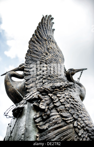 WASHINGTON DC, États-Unis — Une statue en bronze de Nina Akamu représentant des grues s'échappant de barbelés au centre du Mémorial du patriotisme américano-japonais pendant la seconde Guerre mondiale près du Capitole américain à Washington DC. Le mémorial a été conçu par Davis Buckley et Nina Akamu et commémore ceux détenus dans les camps d'internement japonais pendant la seconde Guerre mondiale Banque D'Images