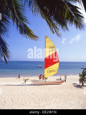 Catamaran sur Hôtel Intercontinental beach, Mombasa, Kenya, République du Kenya Comté Banque D'Images