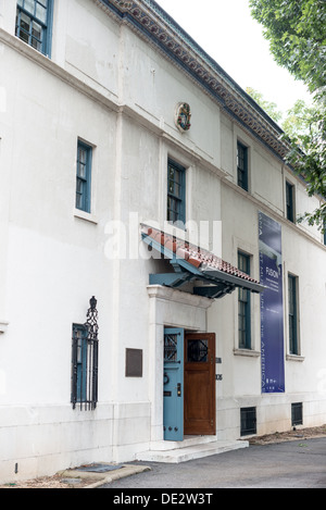 WASHINGTON DC, États-Unis — L'entrée principale du Musée d'art des Amériques, situé dans un bâtiment de style colonial espagnol de 1912 dans le complexe de l'Organisation des États américains dans le quartier Foggy Bottom de Washington DC. L'entrée du musée reflète son riche patrimoine architectural et culturel. Banque D'Images