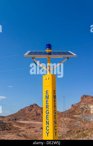 Un téléphone d'urgence à l'énergie solaire par le stationnement de l'Mike O'Callaghan - Memorial Bridge. Banque D'Images