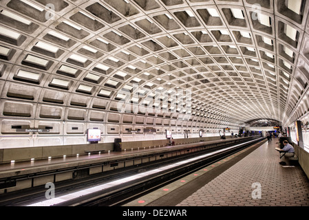 L'une des stations du dôme distinctif Washington Metropolitan Area Transit Authority métro de la région de Washington DC. Cette station est à Ballston, Arlington, quelques arrêts hors du centre-ville de Washington DC. Banque D'Images