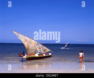 Bateau à voile pirogues colorées, Mombasa, Kenya, République du Kenya Comté Banque D'Images