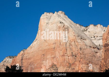 Cette grande montagne de roche à Sion ; Nationa Park semble avoir été coupé en deux par un couperet à viande. Banque D'Images