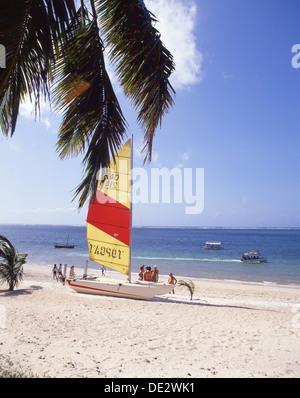 Catamaran sur Hôtel Intercontinental beach, Mombasa, Kenya, République du Kenya Comté Banque D'Images