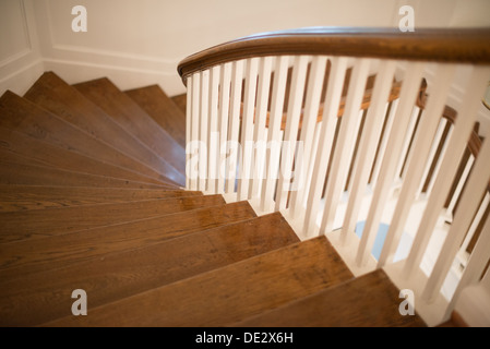 WASHINGTON DC, États-Unis — Un escalier en colimaçon en bois à l’intérieur du Musée d’art des Amériques, qui fait partie du complexe de l’Organisation des États américains dans le quartier Foggy Bottom de Washington DC. Le musée occupe un bâtiment de style colonial espagnol conçu par l'architecte Paul Cret en 1912. Banque D'Images