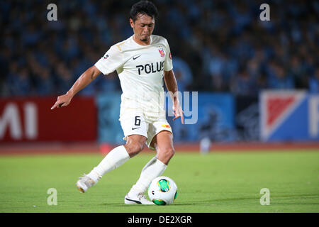 Nobuhisa Yamada (rouges), le 7 septembre 2013 - Football : 2013 J.League Yamazaki Nabisco Cup demi-finale 1ère manche match entre Kawasaki Frontale 3-2 Urawa Red Diamonds à Todoroki Stadium à Kanagawa, Japon. (Photo par Matsuoka MM. Kenzaburo/AFLO) Banque D'Images