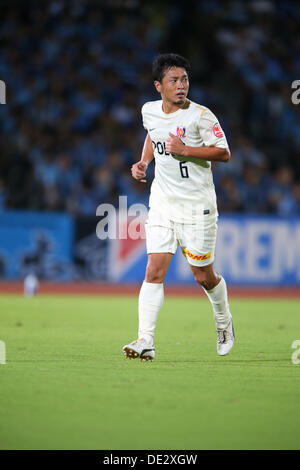 Nobuhisa Yamada (rouges), le 7 septembre 2013 - Football : 2013 J.League Yamazaki Nabisco Cup demi-finale 1ère manche match entre Kawasaki Frontale 3-2 Urawa Red Diamonds à Todoroki Stadium à Kanagawa, Japon. (Photo par Matsuoka MM. Kenzaburo/AFLO) Banque D'Images