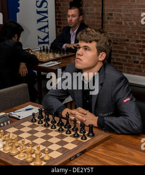 Saint Louis, Missouri, USA. 10e Août, 2013. Grandmaster Magnus Carlsen se prépare à jouer lors de la deuxième journée de la première tasse Sinquefield tenue au Club d'échecs scolaires et centre de Saint Louis. Le tournoi de quatre hommes comprend les deux meilleurs joueurs au monde, Magnus Carlsen (FIDE rating : 2862) et LEVON ARONIAN (FIDE rating : 2802), et les deux meilleurs joueurs aux États-Unis HIKARU NAKAMURA (FIDE rating : 2774) et GATA KAMSKY (FIDE rating : 2733). . © Brian Cahn/ZUMAPRESS. Credit : ZUMA Press, Inc./Alamy Live News Banque D'Images