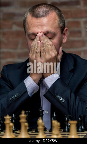 Saint Louis, Missouri, USA. 10e Août, 2013. GATA KAMSKY grand maître agonise pendant un jeu perdant contre Hikaru Nakamura lors de la deuxième journée de la première tasse Sinquefield tenue au Club d'échecs scolaires et centre de Saint Louis. Le tournoi de quatre hommes comprend les deux meilleurs joueurs au monde, Magnus Carlsen (FIDE rating : 2862) et Levon Aronian (FIDE rating : 2802), et les deux meilleurs joueurs aux États-Unis M. Nakamura (FIDE rating : 2774) et M. Kamsky (FIDE rating : 2733). . Credit : ZUMA Press, Inc./Alamy Live News Banque D'Images