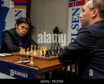 Saint Louis, Missouri, USA. 10e Août, 2013. HIKARU NAKAMURA de grand maître, à gauche, se prépare à jouer Grandmaster GATA KAMSKY lors de la deuxième journée de la première tasse Sinquefield tenue au Club d'échecs scolaires et centre de Saint Louis. Le tournoi de quatre hommes comprend les deux meilleurs joueurs au monde, Magnus Carlsen (FIDE rating : 2862) et Levon Aronian (FIDE rating : 2802), et les deux meilleurs joueurs aux États-Unis HIKARU NAKAMURA (FIDE rating : 2774) et GATA KAMSKY (FIDE rating : 2733). . Credit : ZUMA Press, Inc./Alamy Live News Banque D'Images