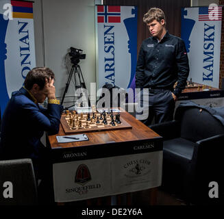 Saint Louis, Missouri, USA. 10e Août, 2013. Grandmaster Magnus Carlsen est pendant son match contre LEVON ARONIAN Grand Maître lors de la deuxième journée de la première tasse Sinquefield tenue au Club d'échecs scolaires et centre de Saint Louis. Le tournoi de quatre hommes comprend les deux meilleurs joueurs au monde, Magnus Carlsen (FIDE rating : 2862) et LEVON ARONIAN (FIDE rating : 2802), et les deux meilleurs joueurs aux États-Unis Hikaru Nakamura (FIDE rating : 2774) et Gata Kamsky (FIDE rating : 2733). . Credit : ZUMA Press, Inc./Alamy Live News Banque D'Images