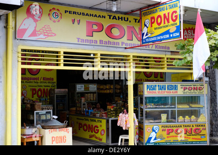 Boutique de produits locaux le tofu local avec le nom de marque de commerce de pong medan indonésie java Banque D'Images