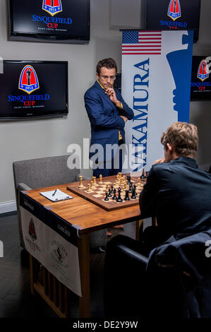 Saint Louis, Missouri, USA. 10e Août, 2013. Grandmaster LEVON ARONIAN (debout) joue le Grand Maître Magnus Carlsen le deuxième jour de la première tasse Sinquefield tenue au Club d'échecs scolaires et centre de Saint Louis. Le tournoi de quatre hommes comprend les deux meilleurs joueurs au monde, Carlsen (FIDE rating : 2862) et Aronian (FIDE rating : 2802), et les deux meilleurs joueurs aux États-Unis Hikaru Nakamura (FIDE rating : 2774) et Gata Kamsky (FIDE rating : 2733). . © Brian Cahn/ZUMAPRESS. Credit : ZUMA Press, Inc./Alamy Live News Banque D'Images