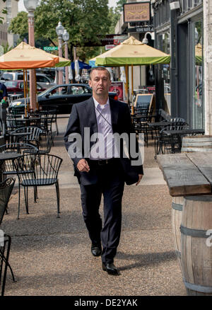 Saint Louis, Missouri, USA. 10e Août, 2013. Grandmaster GATA KAMSKY arrive pour jouer lors de la deuxième journée de la première tasse Sinquefield tenue au Club d'échecs scolaires et centre de Saint Louis. Le tournoi de quatre hommes comprend les deux meilleurs joueurs au monde, Magnus Carlsen (FIDE rating : 2862) et Levon Aronian (FIDE rating : 2802), et les deux meilleurs joueurs aux États-Unis Hikaru Nakamura (FIDE rating : 2774) et M. Kamsky (FIDE rating : 2733). . © Brian Cahn/ZUMAPRESS. Credit : ZUMA Press, Inc./Alamy Live News Banque D'Images