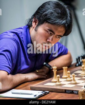 Saint Louis, Missouri, USA. 10e Août, 2013. HIKARU NAKAMURA Grandmaster analyse la sélection au cours d'un jeu gagnant grand maître contre Gata Kamsky sur deux jours de la première coupe Sinquefield tenue au Club d'échecs scolaires et centre de Saint Louis. Le tournoi de quatre hommes comprend les deux meilleurs joueurs au monde, Magnus Carlsen (FIDE rating : 2862) et Levon Aronian (FIDE rating : 2802), et les deux meilleurs joueurs aux États-Unis M. Nakamura (FIDE rating : 2774) et M. Kamsky (FIDE rating : 2733). . Credit : ZUMA Press, Inc./Alamy Live News Banque D'Images