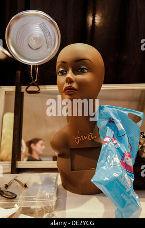 New York, USA. 09 août, 2013. Modèles pour les concepteurs et Falguni Shane Peacock se préparer en coulisses avant le spectacle à MBFW à New York City. Crédit : Scott Houston/Alamy Live News Banque D'Images
