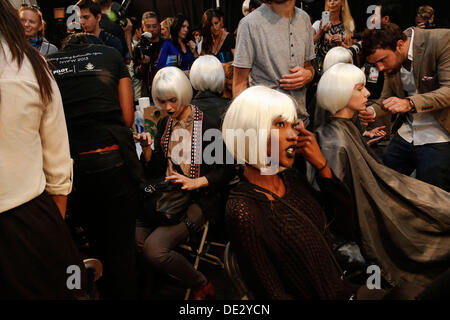 New York, USA. 09 août, 2013. Modèles pour les concepteurs et Falguni Shane Peacock se préparer en coulisses avant le spectacle à MBFW à New York City. Crédit : Scott Houston/Alamy Live News Banque D'Images
