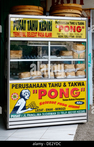 Boutique de produits locaux le tofu local avec le nom de marque de commerce de pong medan indonésie java Banque D'Images