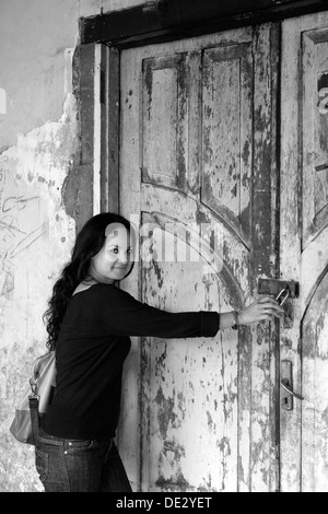 Femme indonésienne locale debout à la porte d'une maison abandonnée à Medan Indonésie java Banque D'Images