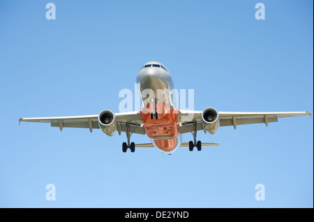 Grand vol d'un avion de passagers dans le ciel bleu Banque D'Images