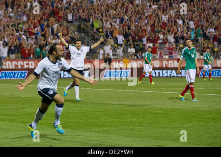 Columbus, Ohio, USA. 10e Août, 2013. 10 septembre 2013 : l'équipe nationale masculine de l'avant Landon Donovan (10) célèbre après avoir marqué le deuxième but du jeu au cours de l'équipe nationale des États-Unis contre le Mexique- l'Équipe nationale de qualification de la Coupe du monde match à Columbus Crew Stadium - Columbus, OH. Les États-Unis de l'équipe nationale masculine a battu le Mexique 2-0 de l'équipe nationale et a décroché une place pour la Coupe du Monde au Brésil. Credit : csm/Alamy Live News Banque D'Images