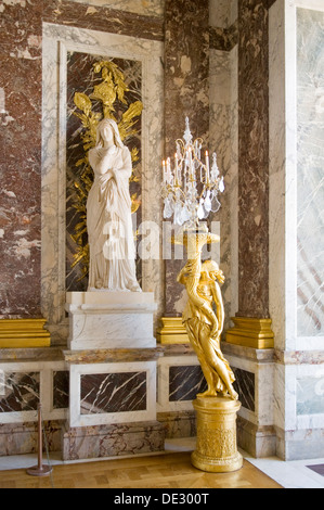Des statues dans la salle des miroirs, Palais de Versailles, Paris, France Banque D'Images