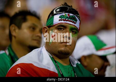 Columbus, Ohio, USA. 10e Août, 2013. 10 septembre 2013 : un fan de l'équipe nationale du Mexique est dégoûté après qu'ils ont été défaits 2-0 au cours de l'équipe nationale des États-Unis contre le Mexique- l'Équipe nationale de qualification de la Coupe du monde match à Columbus Crew Stadium - Columbus, OH. Credit : csm/Alamy Live News Banque D'Images