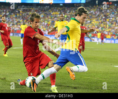 Foxborough, Massachusetts, USA. 10e Août, 2013. Fabio Coentrao défenseur du Portugal (5) et le milieu de terrain du Brésil Bernard (20) en action au cours de l'international football match amical entre le Brésil et le Portugal au Stade Gillette à Foxborough, Massachusetts. Le Brésil a battu le Portugal 3-1. Anthony Nesmith/CSM/Alamy Live News Banque D'Images