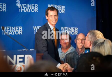 Manhattan, New York, USA. 10e Août, 2013. Candidat à la mairie de NEW YORK ANTHONY WEINER fait une concession discours lors de son élection nuit de travail à Connolly sur East 47th Street, le Mardi, Septembre 10, 2013. Credit : Bryan Smith/ZUMAPRESS.com/Alamy Live News Banque D'Images