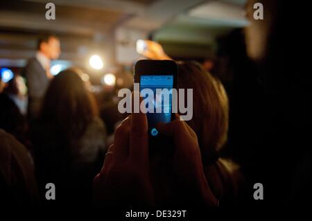 Manhattan, New York, USA. 10e Août, 2013. Candidat à la mairie de NEW YORK ANTHONY WEINER fait une concession discours lors de son élection nuit de travail à Connolly sur East 47th Street, le Mardi, Septembre 10, 2013. Credit : Bryan Smith/ZUMAPRESS.com/Alamy Live News Banque D'Images