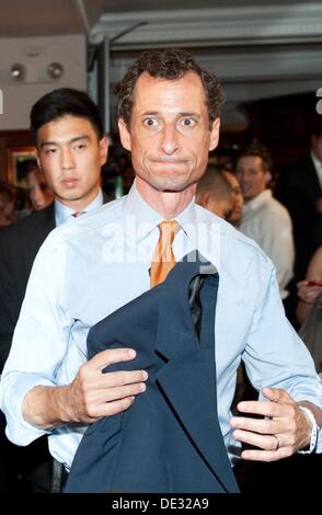 Manhattan, New York, USA. 10e Août, 2013. Candidat à la mairie de NEW YORK ANTHONY WEINER fait une concession discours lors de son élection nuit de travail à Connolly sur East 47th Street, le Mardi, Septembre 10, 2013. Credit : Bryan Smith/ZUMAPRESS.com/Alamy Live News Banque D'Images