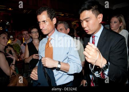 Manhattan, New York, USA. 10e Août, 2013. Candidat à la mairie de NEW YORK ANTHONY WEINER fait une concession discours lors de son élection nuit de travail à Connolly sur East 47th Street, le Mardi, Septembre 10, 2013. Credit : Bryan Smith/ZUMAPRESS.com/Alamy Live News Banque D'Images