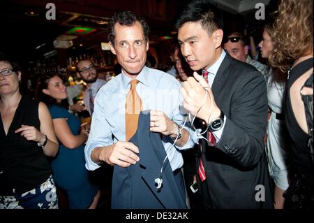 Manhattan, New York, USA. 10e Août, 2013. Candidat à la mairie de NEW YORK ANTHONY WEINER fait une concession discours lors de son élection nuit de travail à Connolly sur East 47th Street, le Mardi, Septembre 10, 2013. Credit : Bryan Smith/ZUMAPRESS.com/Alamy Live News Banque D'Images