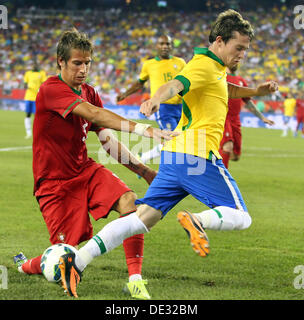 Foxborough, Massachusetts, USA. 10e Août, 2013. Défenseur FABIO COENTRAO (Portugal) le milieu de terrain gauche enfonce le Brésil Bernard lors d'un match de football amical entre le Brésil et le Portugal au Stade Gillette. Le Brésil a gagné, 3-1. Credit : csm/Alamy Live News Banque D'Images