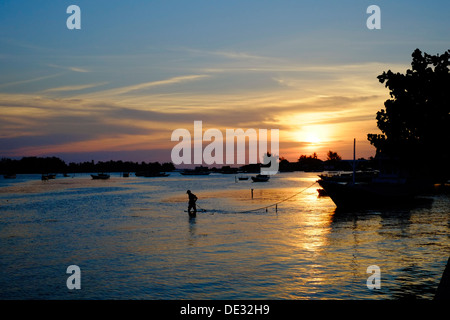 Liens pêcheur son bateau au coucher du soleil sur le port à l'ile karimunjawa indonésie Banque D'Images