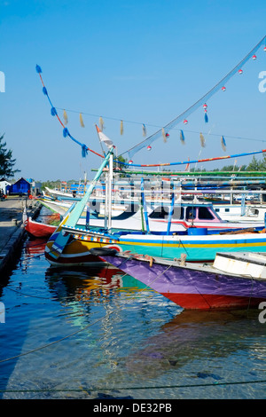 Petits bateaux de pêche traditionnels sur l'ile karimunjawa java indonésie Banque D'Images