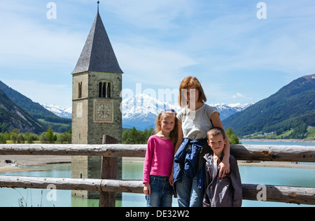 Inondée (en 1950), clocher en famille et Reschensee (Italie, bâtiment de l'église au 14e siècle) Banque D'Images