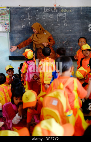 Les jeunes enfants des écoles locales à leur école élémentaire à Java en Indonésie Banque D'Images