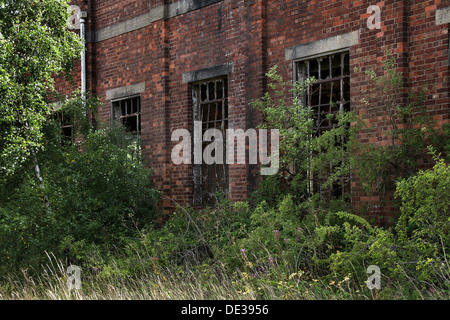 L'extérieur de l'ancien bâtiment de l'ingénierie à l'abandon. Banque D'Images