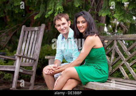 Young Caucasian couple sitting on park bench Banque D'Images