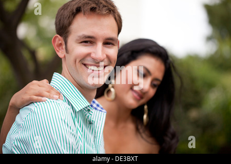 Young Caucasian man with Asian petite amie Banque D'Images