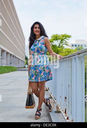 Jeune femme en environnement urbain portant une seule pièce motif floral dress Banque D'Images