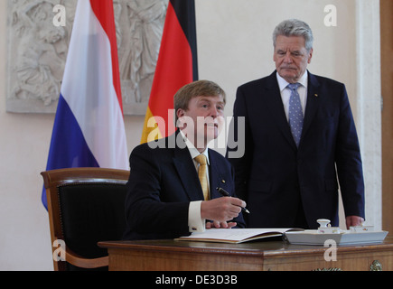 Berlin, Allemagne, Koenig -Willem Alexander porte lui-même dans le Livre d'Or Banque D'Images