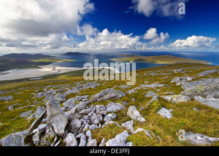 Une vue du sommet Beinn Dhubh sur Luskentyre beach et l'île de Taransay, sur l'Île Harris, Scotland Banque D'Images